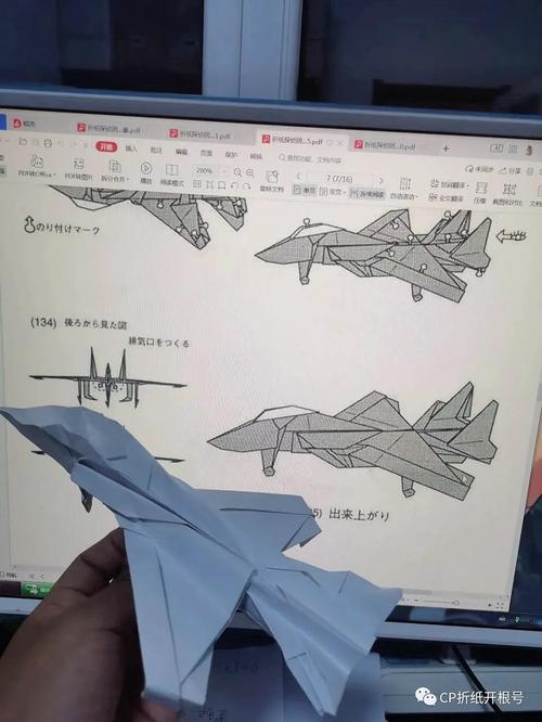 如何设计飞得最平稳的纸飞机:优化机翼、纸张与重心的技巧